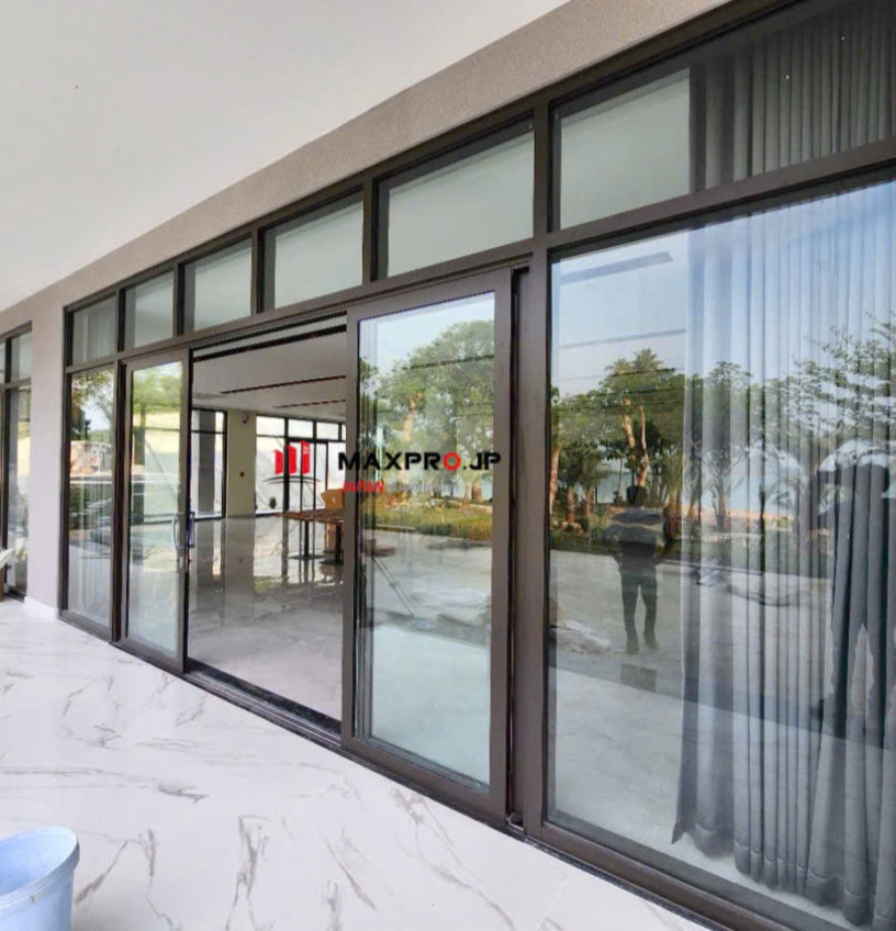 Cửa nhôm kính màu xám 